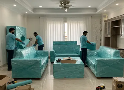 عمال شركة نقل عفش بجدة ينهون تغليف أثاث مجلس بجودة عالية