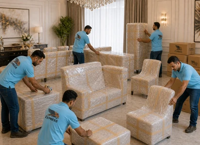 عمال شركة الصقور اكسبريس ينقلون كراتين الأثاث بعناية ضمن خدمات نقل العفش بجدة باستخدام عربات يدوية في بيئة منظمة وآمنة للاطلاع أكثر، تصفح صور نقل عفش توثق هذه الخطوات.