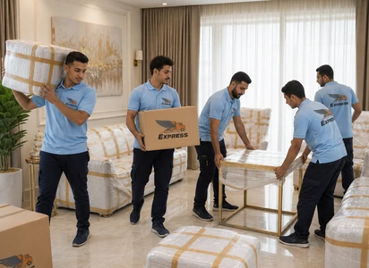 فريق شركة نقل عفش بجدة ينقل كنبة مغلفة من الشاحنة إلى المنزل بعناية لضمان تسليم آمن وخالٍ من أي تلف للاطلاع أكثر، تصفح صور نقل عفش توثق هذه الخطوات.